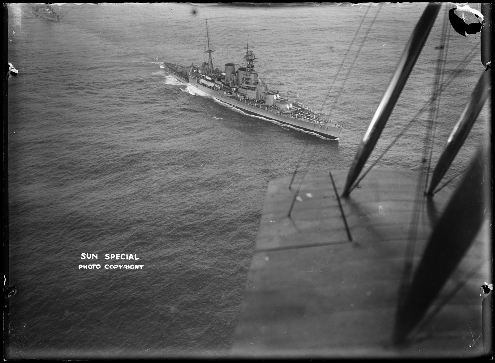 Letecký pohled na horní palubu bitevního křižníku HMS Hood odhalující rozsáhlou nechráněnou plochu