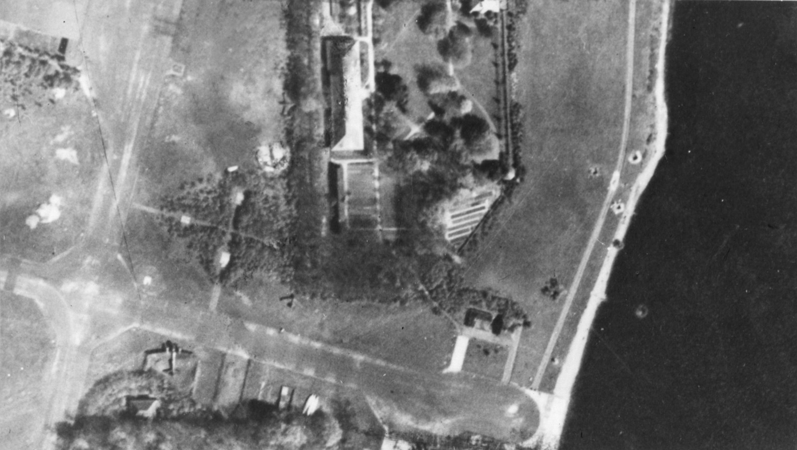 Letecký průzkumný snímek základny Bad Zwischenahn z května 1944 se zaparkovanými letouny Me 163