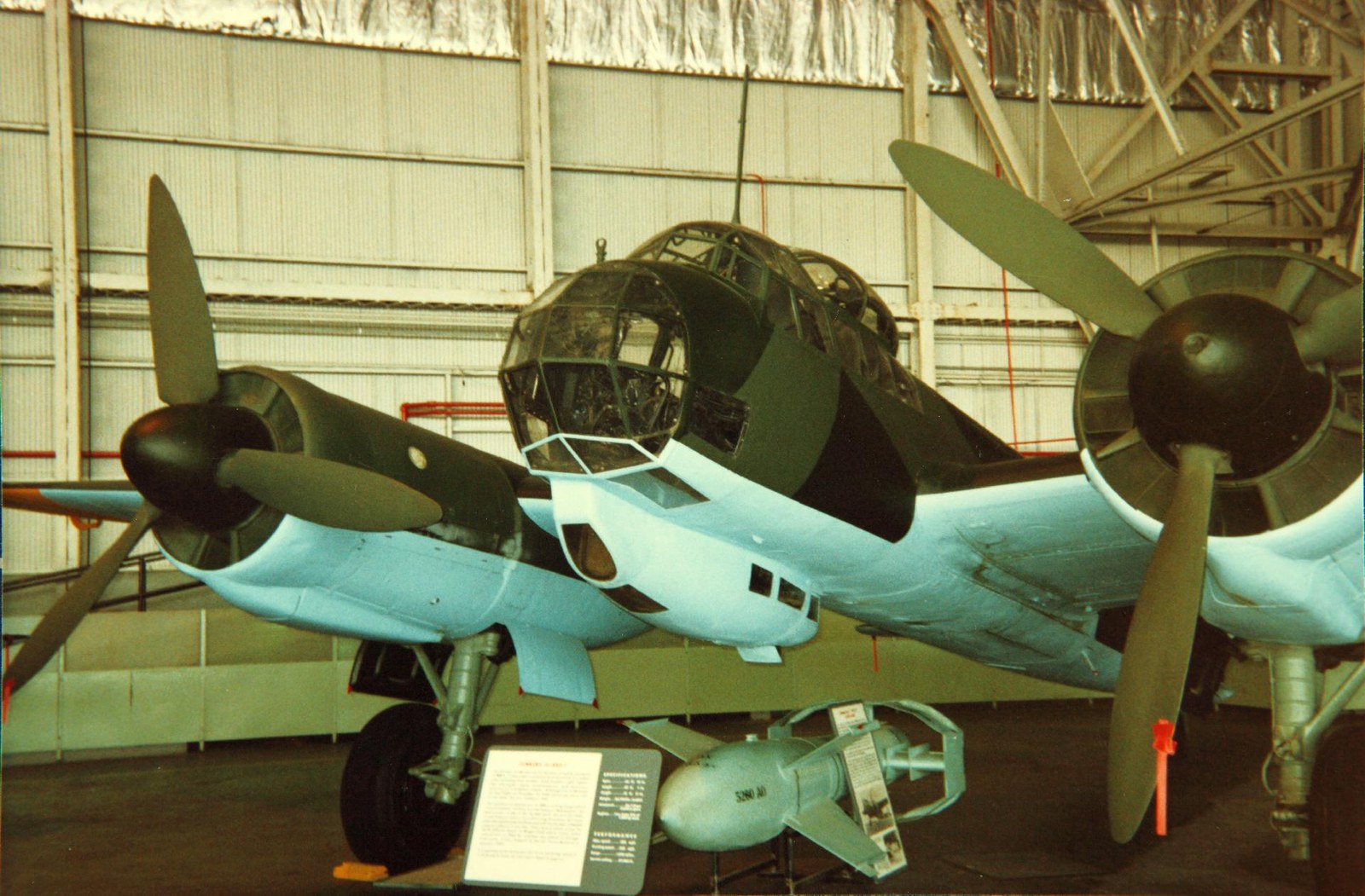 Historická fotografie letounu Luftwaffe s těžkou podvěšenou pumou Fritz X na křídelním závěsníku.