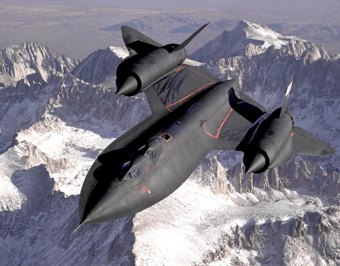 Legendární americký strategický průzkumný letoun Lockheed SR-71 Blackbird za letu nad mraky