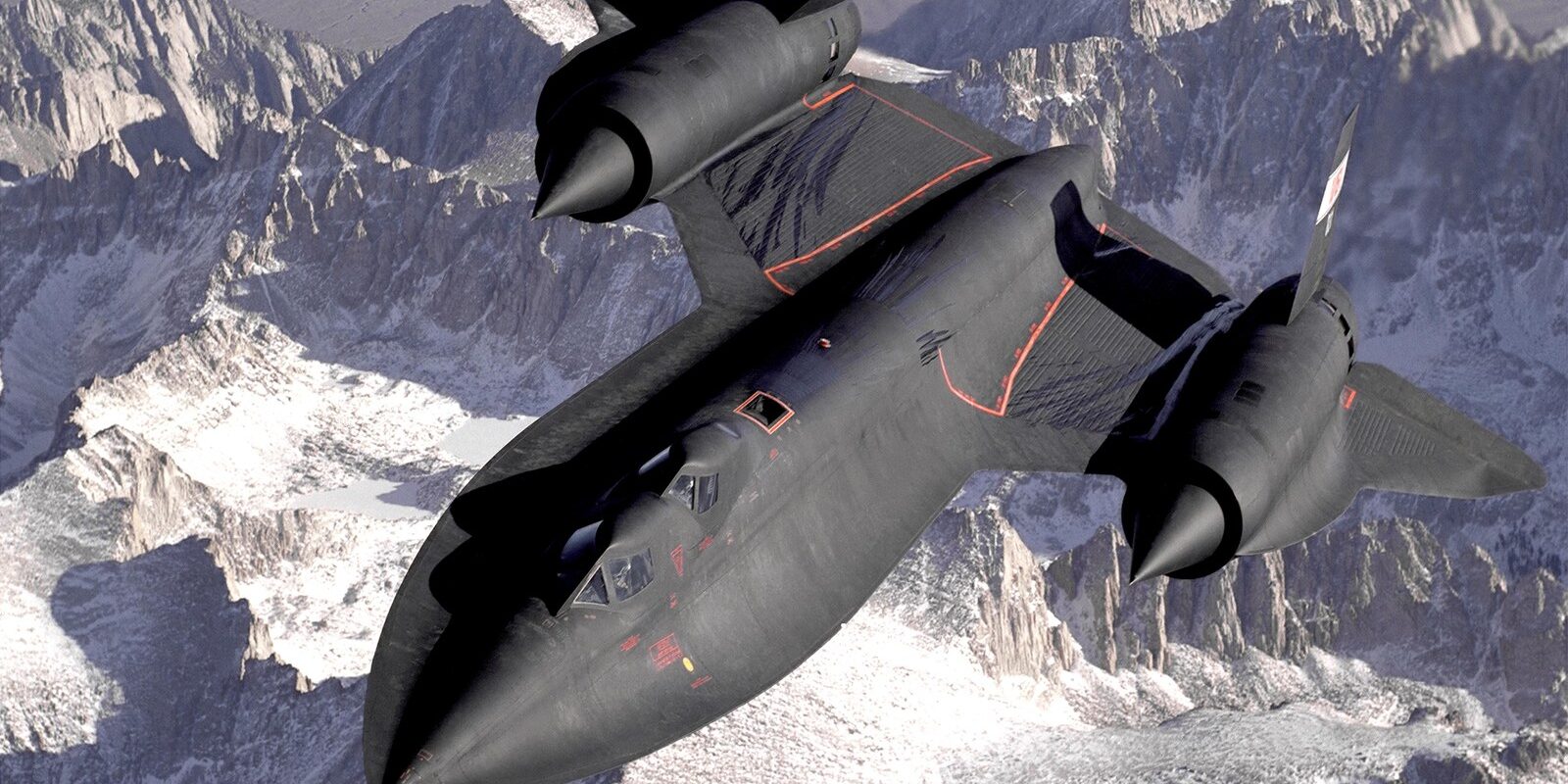 Legendární americký strategický průzkumný letoun Lockheed SR-71 Blackbird za letu nad mraky