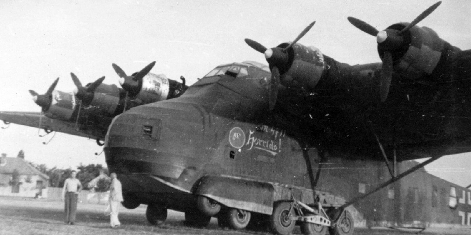Těžký šestimotorový transportní letoun Messerschmitt Me 323 Gigant stojící na travnatém letišti.