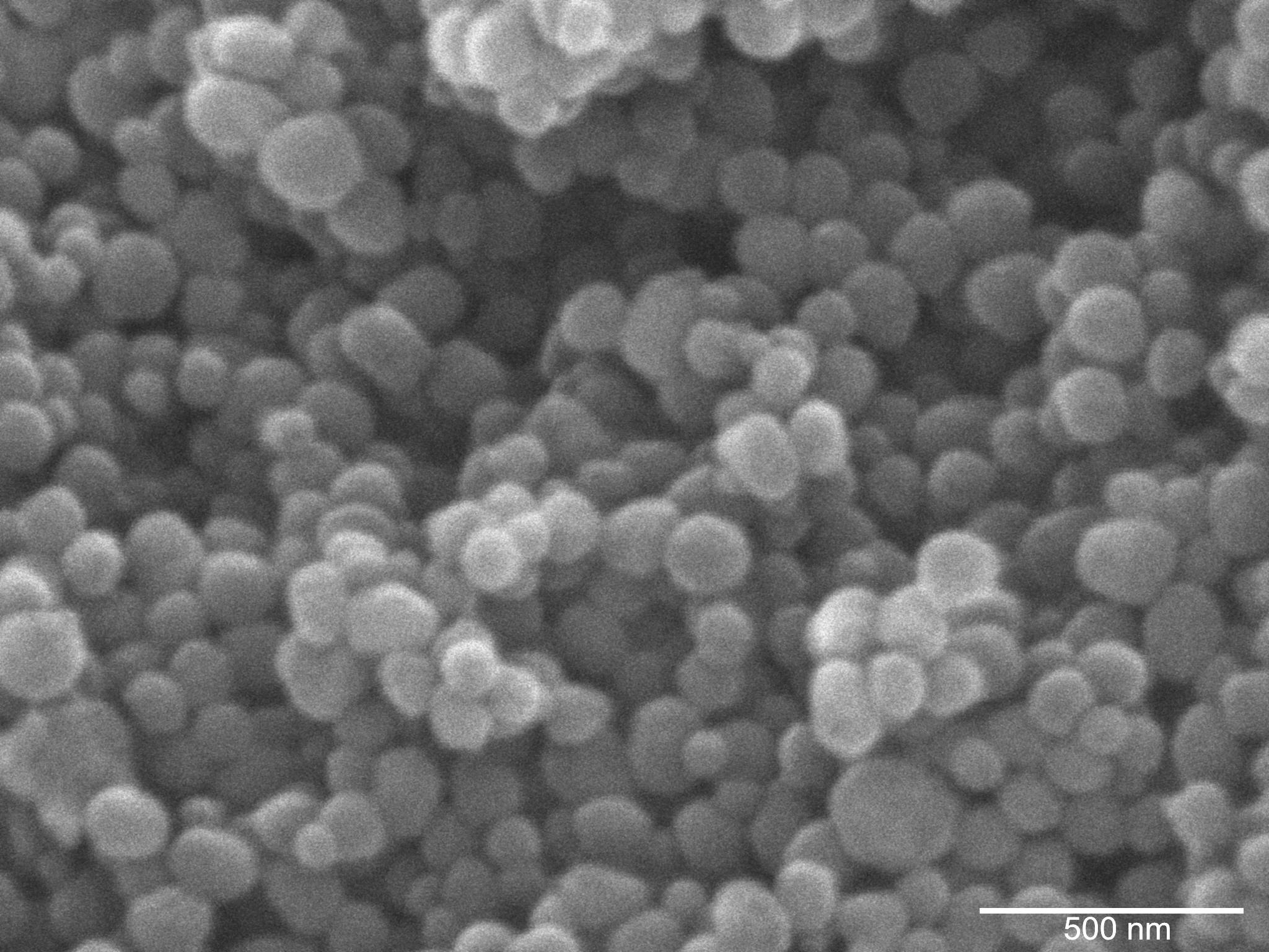 Zvětšený pohled z elektronového mikroskopu na kulovité nanočástice křemíku.