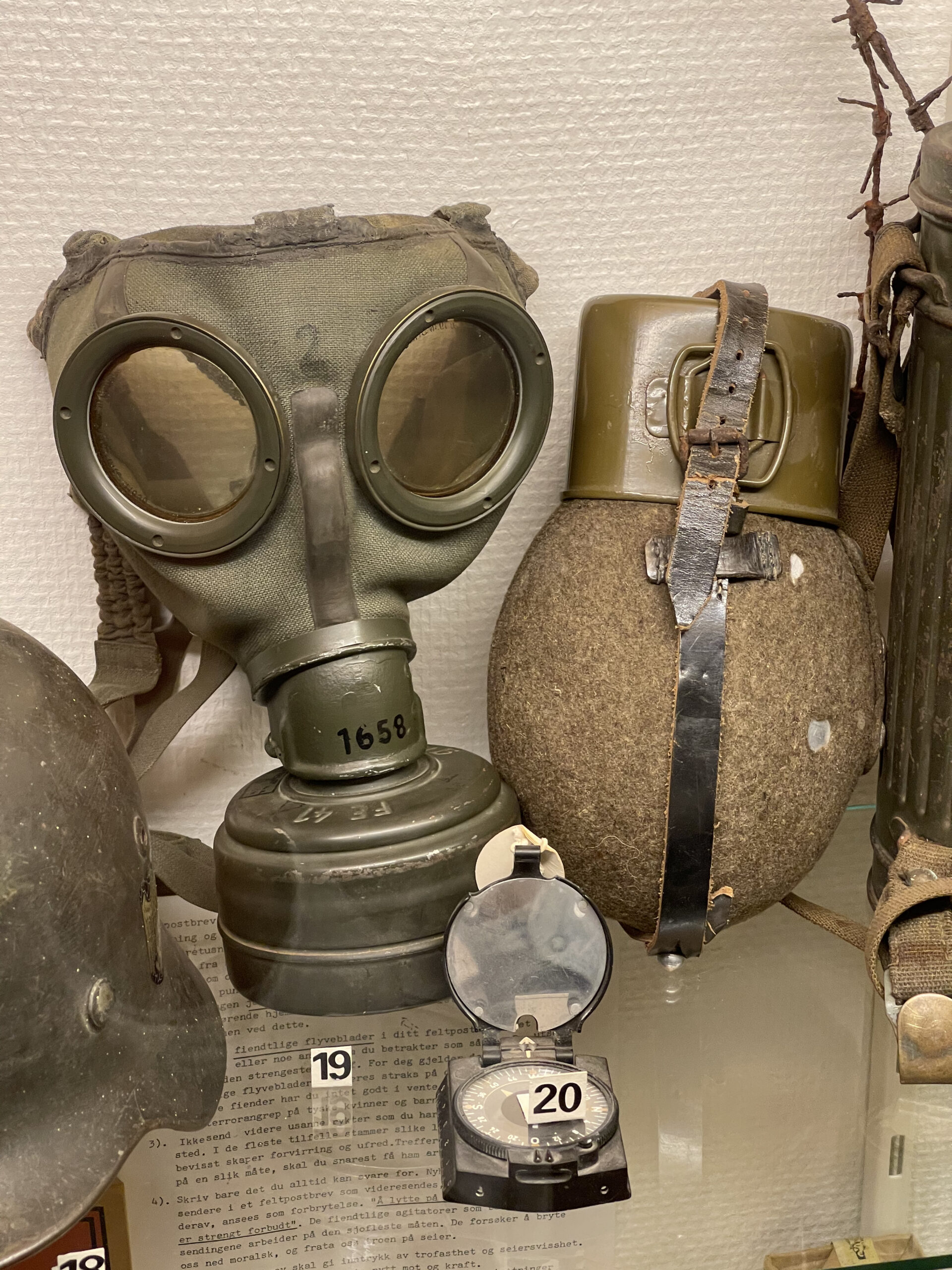 Německá vojenská plynová maska Gasmaske 30 s kruhovým filtrem a popruhy
