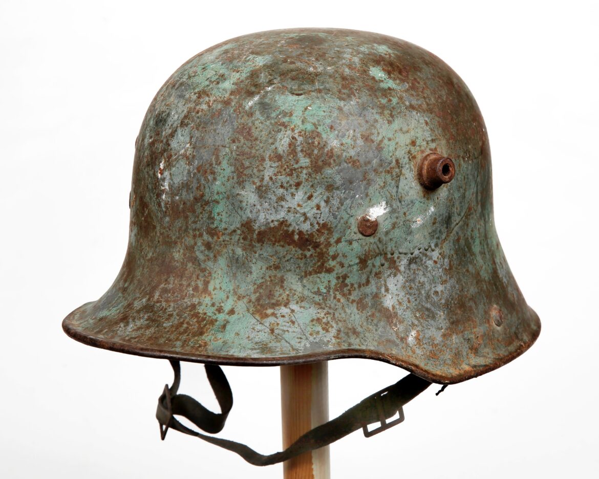 Německá vojenská ocelová přilba Stahlhelm vzor 1916 s bočními větracími čepy z profilu