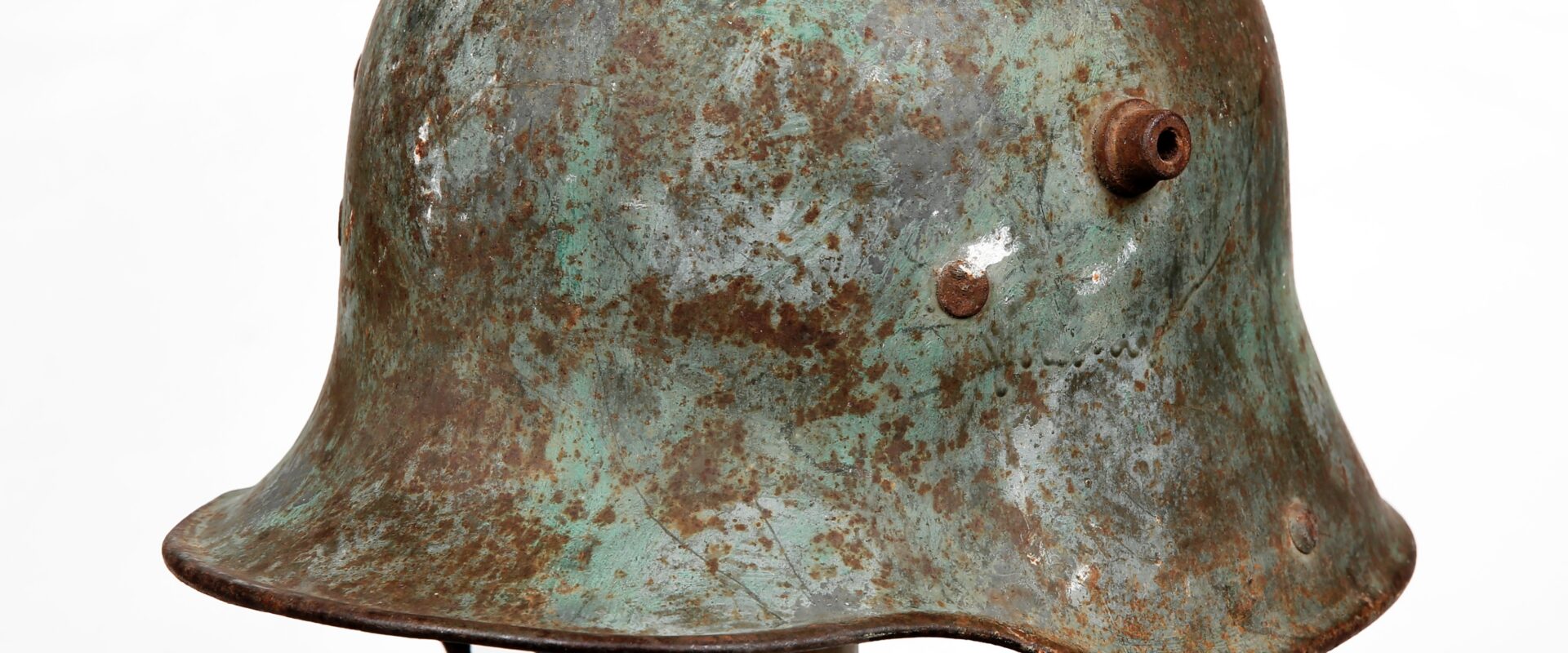 Německá vojenská ocelová přilba Stahlhelm vzor 1916 s bočními větracími čepy z profilu