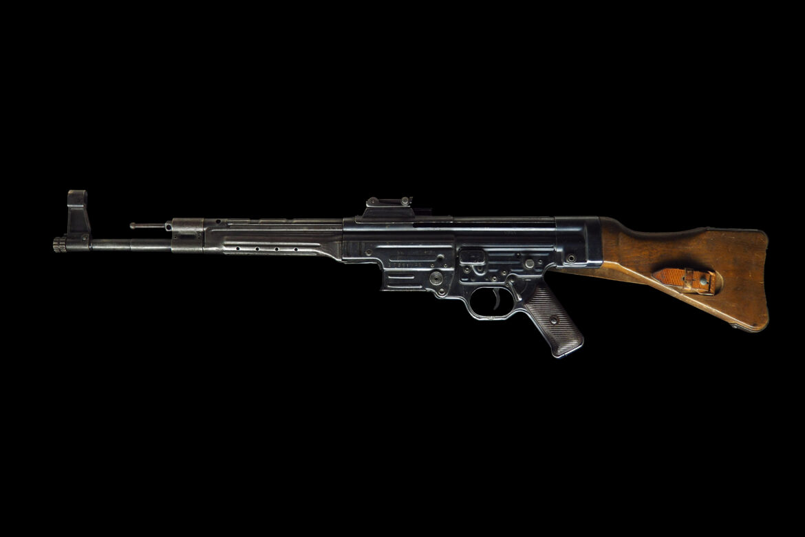 Pohled z boku na útočnou pušku StG 44 s dřevěnou pažbou a ocelovým tělem
