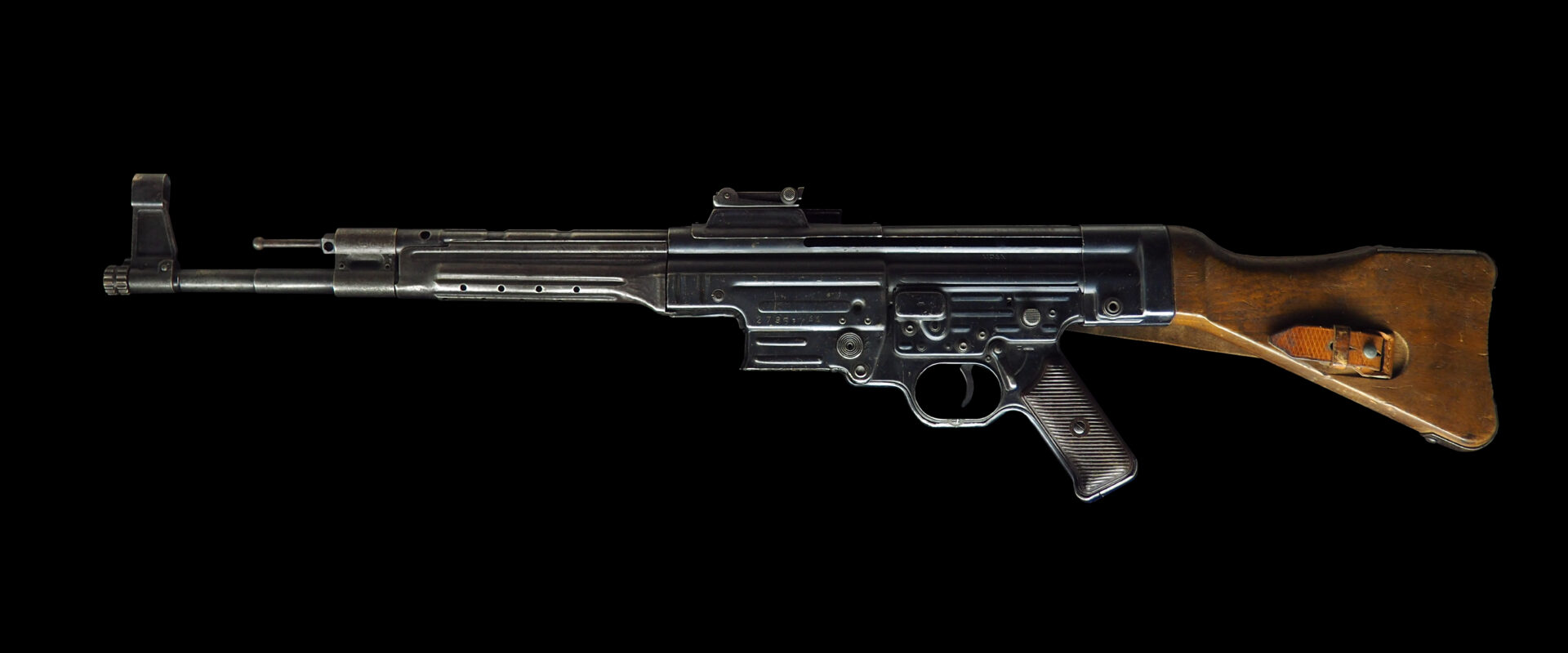Pohled z boku na útočnou pušku StG 44 s dřevěnou pažbou a ocelovým tělem