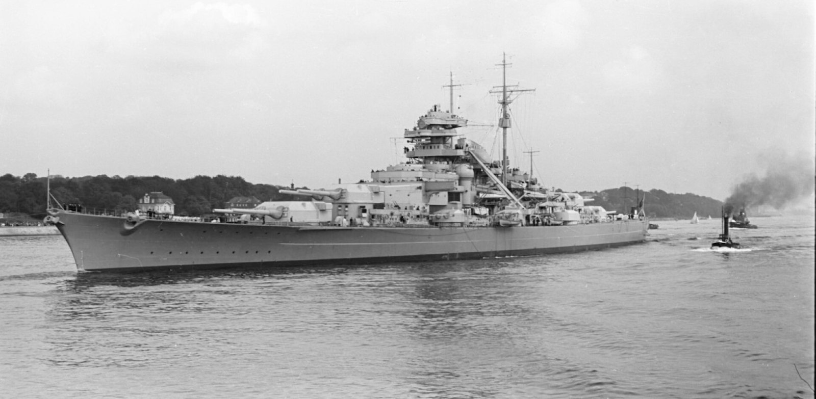 Německá bitevní loď Bismarck s hlavními dělovými věžemi ráže 380 mm v plavbě