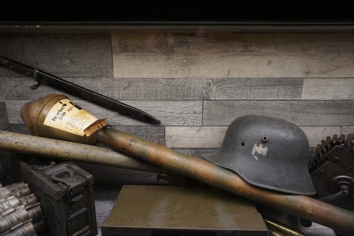 Německá jednorázová protitanková zbraň Panzerfaust vystavená ve válečném muzeu.