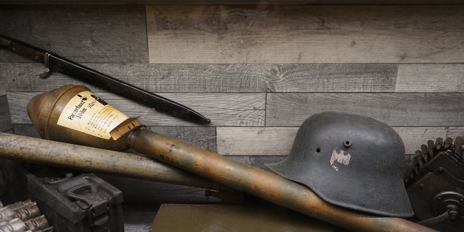Německá jednorázová protitanková zbraň Panzerfaust vystavená ve válečném muzeu.