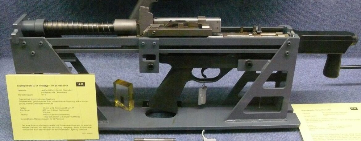 Západoněmecká experimentální útočná puška Heckler & Koch G11 v šedozeleném polymerovém pouzdře.