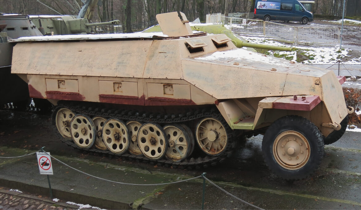 Německý polopásový obrněný transportér Sd.Kfz. 251 s charakteristickým šikmým pancířem a pásy