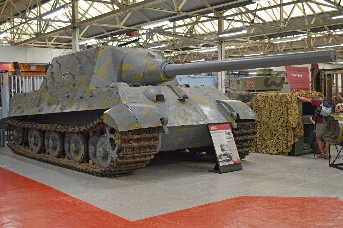Těžký německý stíhač tanků Jagdtiger s obřím kanonem a masivním pancířem v muzeu v Bovingtonu.
