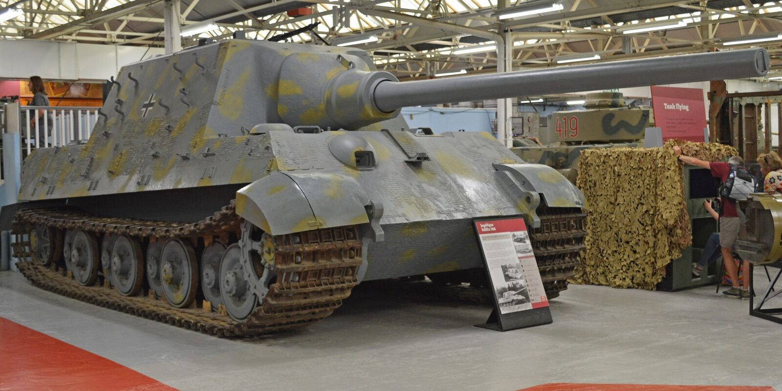 Těžký německý stíhač tanků Jagdtiger s obřím kanonem a masivním pancířem v muzeu v Bovingtonu.