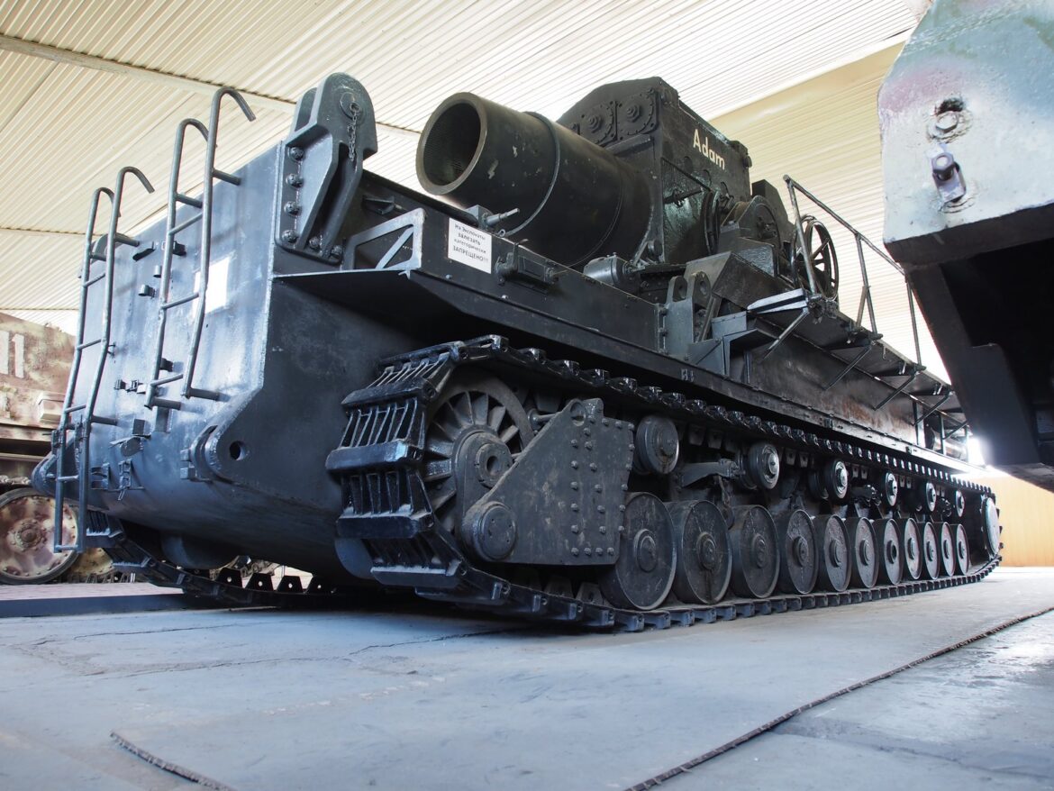 Německý samohybný 600mm těžký obléhací moždíř Karl-Gerät dochovaný v muzeu v Kubince.