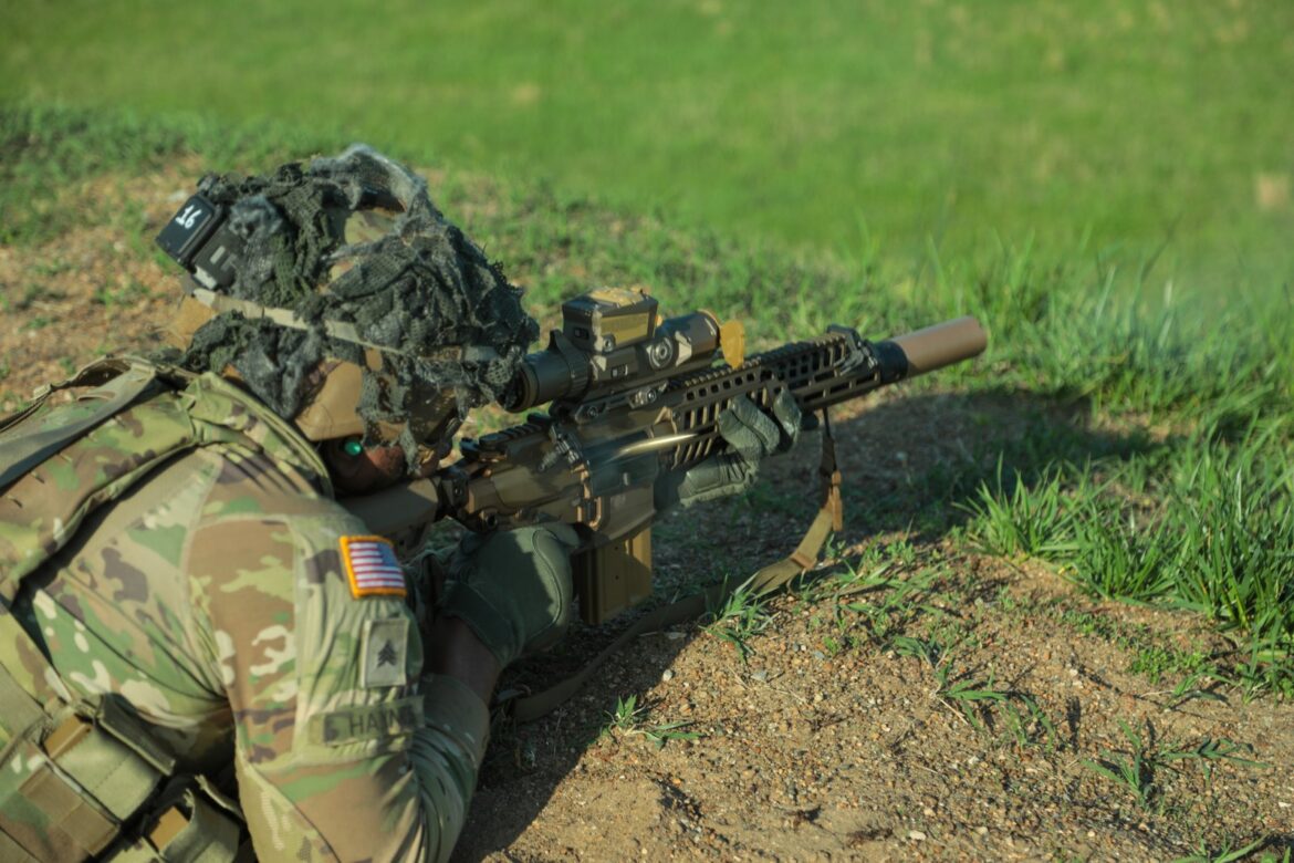 Americký voják střílí z nové útočné pušky SIG Sauer XM7 osazené tlumičem a chytrým zaměřovačem XM157.