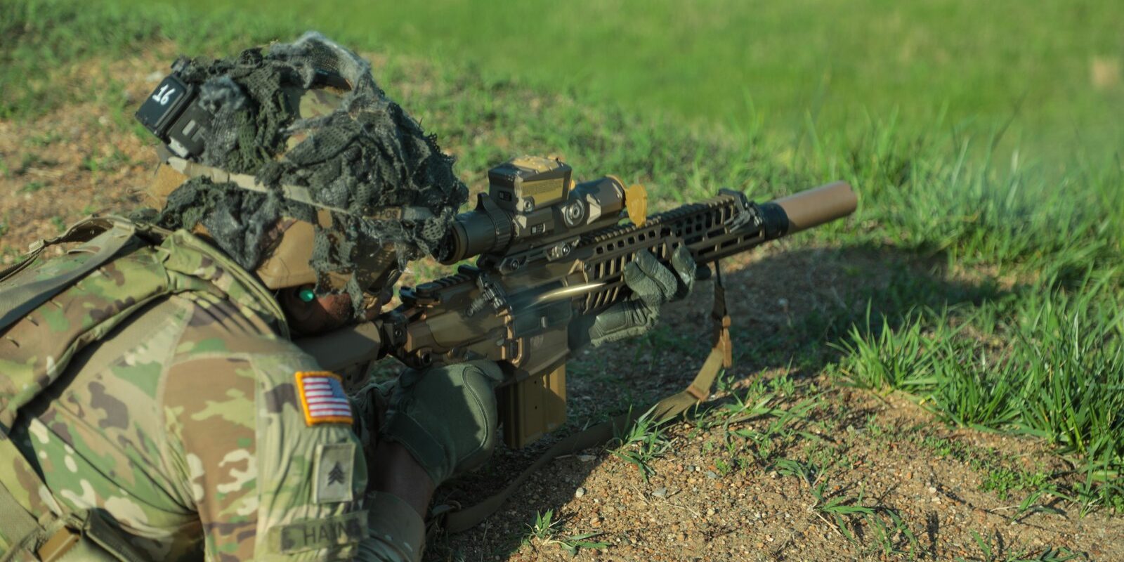 Americký voják střílí z nové útočné pušky SIG Sauer XM7 osazené tlumičem a chytrým zaměřovačem XM157.