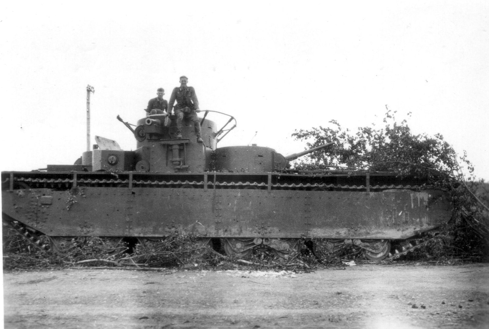 Odstavený sovětský pětivěžový tank T-35 vzor 1935 na východní frontě v létě roku 1941.
