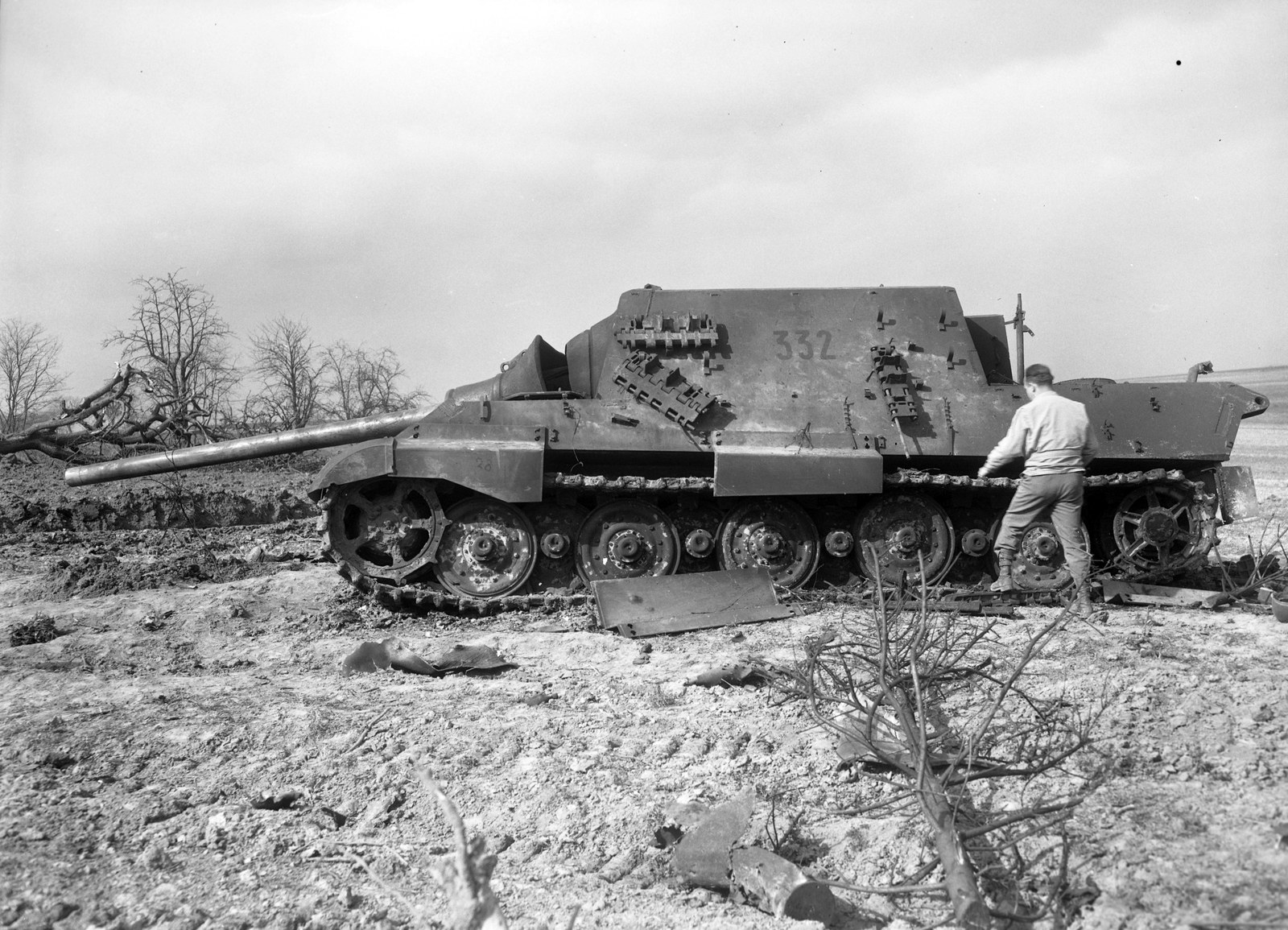 Američtí vojáci zkoumají vyřazený a opuštěný stíhač Jagdtiger u vesnice Morsbronn ve Francii.