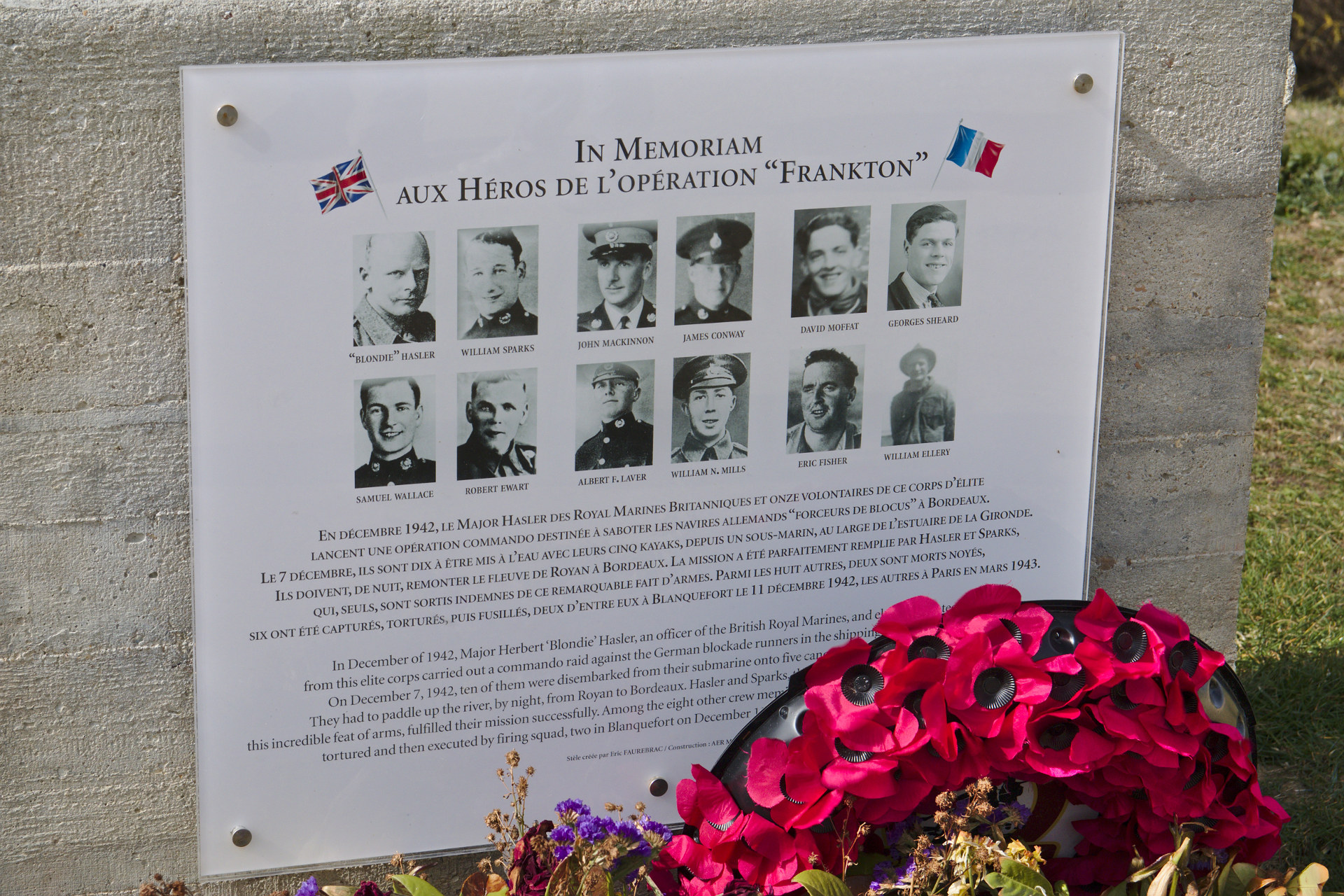 Kamenný památník věnovaný britským kajakářům na pobřeží u ústí řeky Gironde