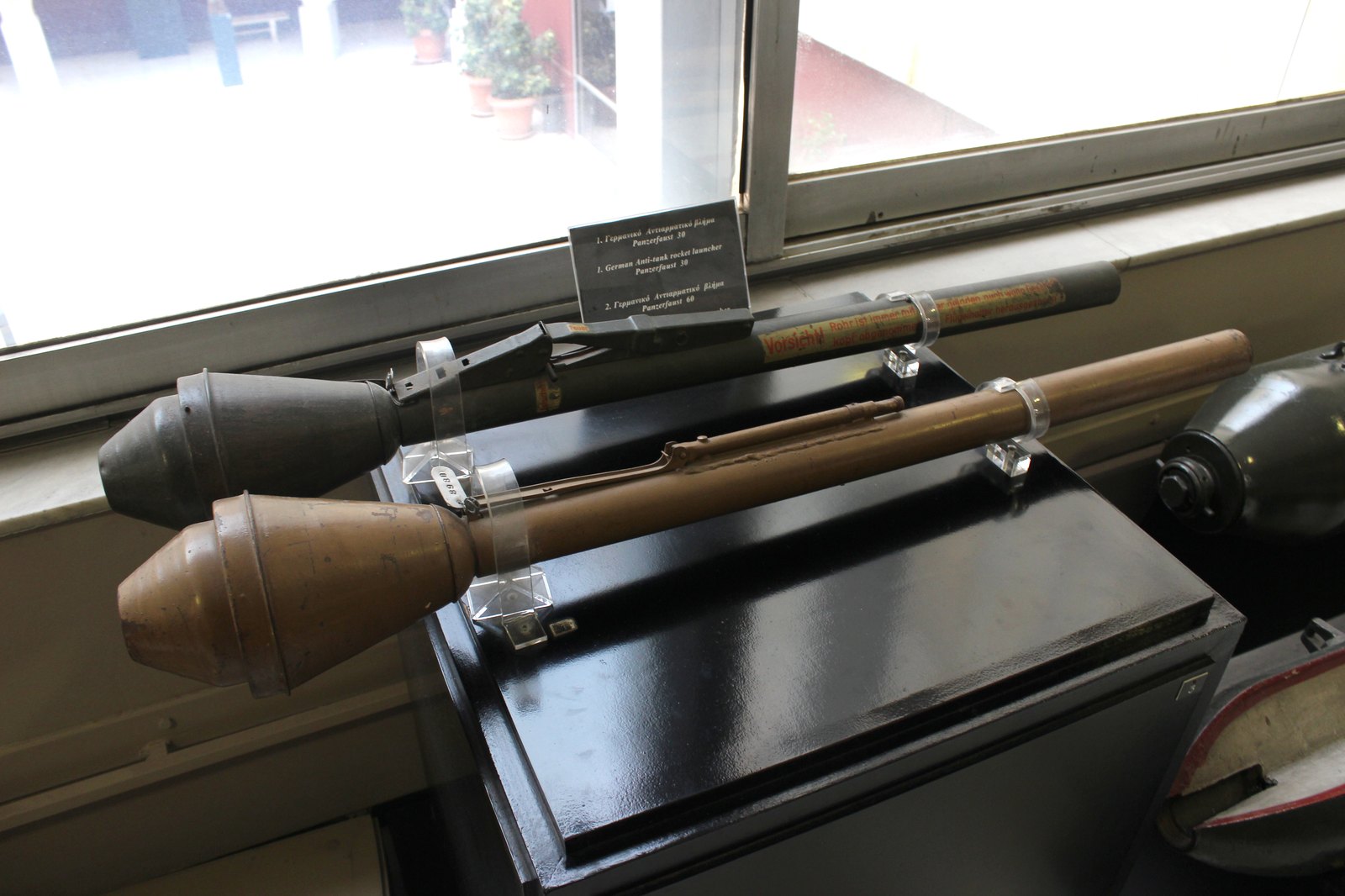 Expozice zbraní Panzerfaust 30 a Panzerfaust 60 ve vojenském muzeu v Athénách.