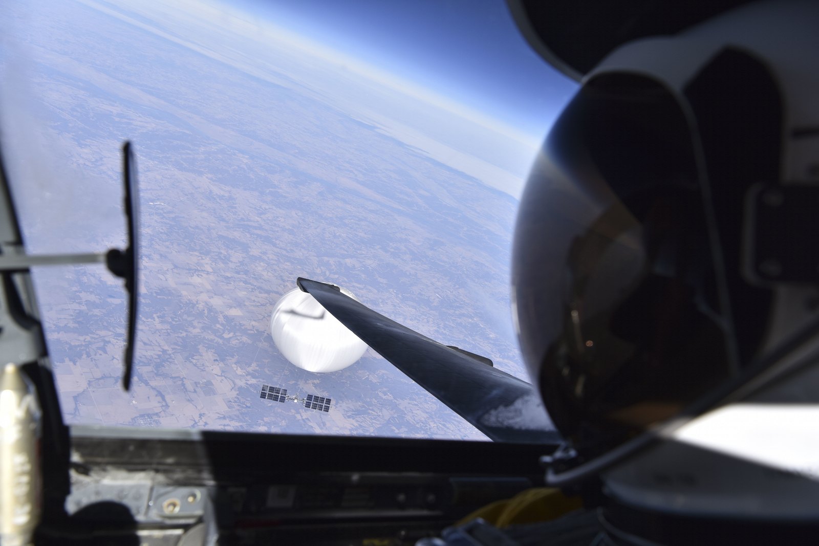 Pilot letounu Lockheed U-2 ve výškovém přetlakovém skafandru v kokpitu během letu ve stratosféře