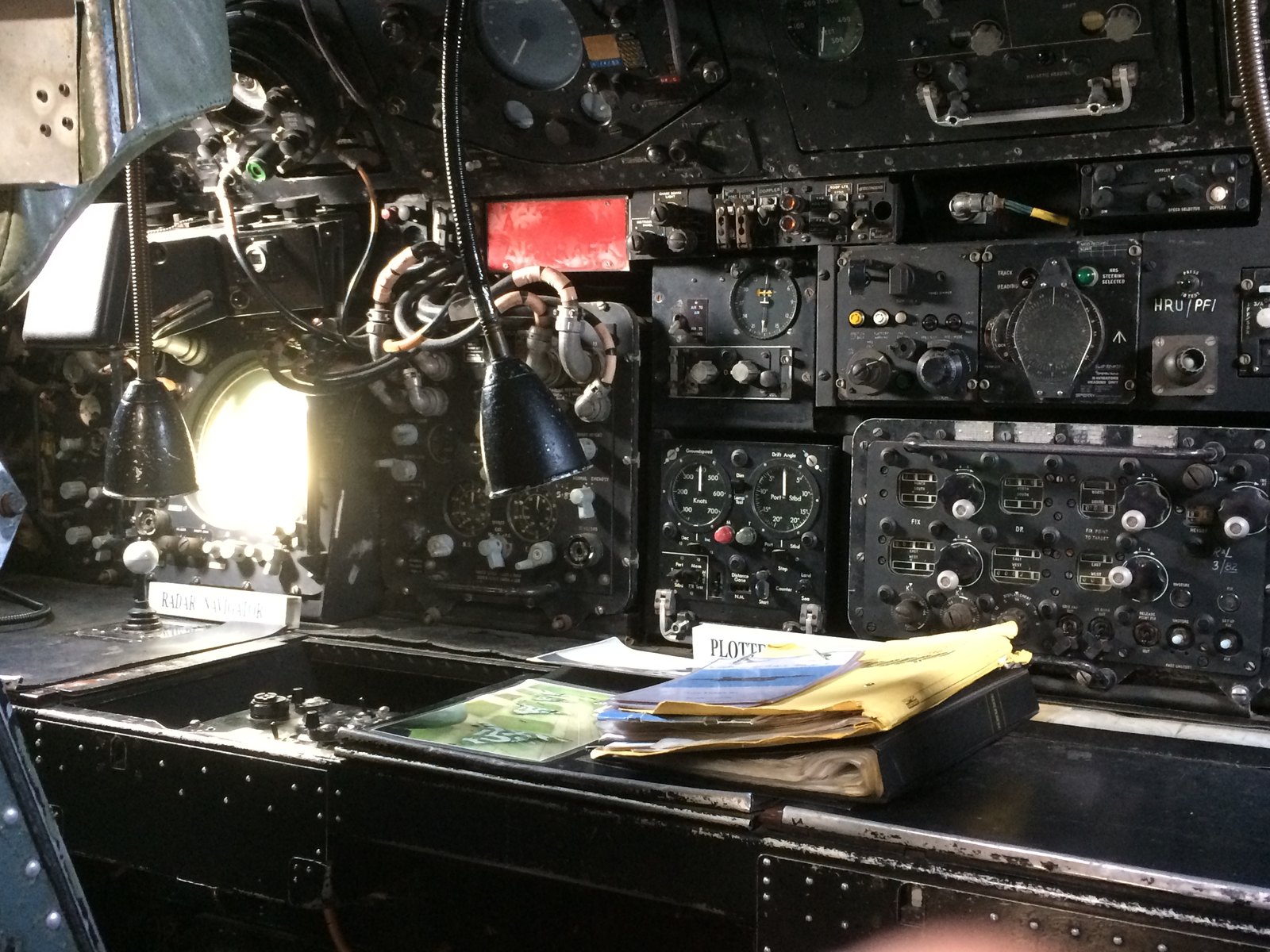 Pohled do stísněné pilotní kabiny a na přístrojové panely strategického bombardéru Avro Vulcan.