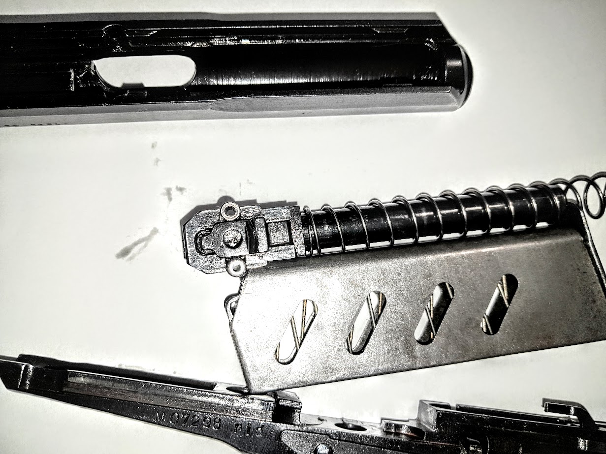 Detail rozebrané hlavně, závěru a uzamykacích válečků pistole vz. 52