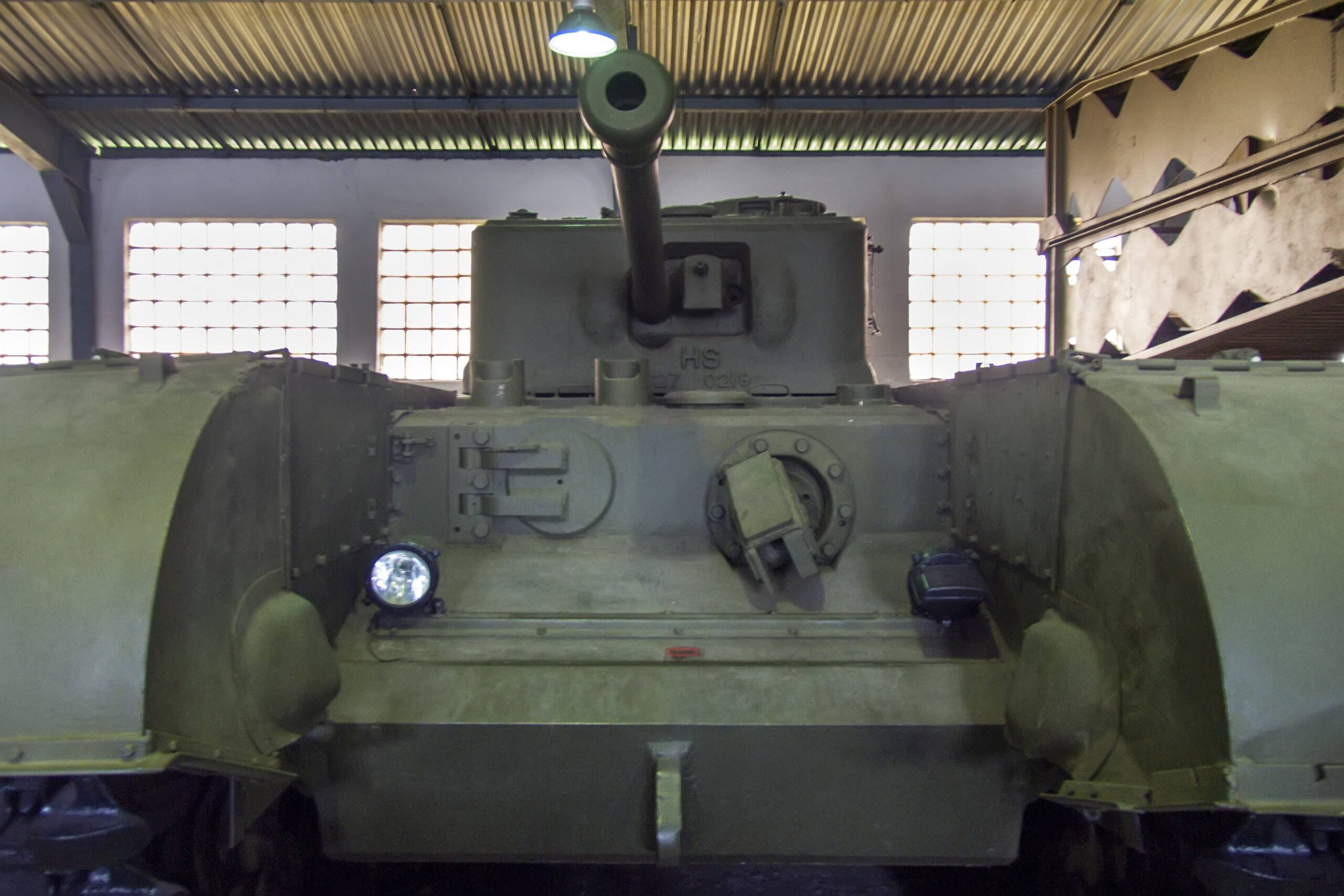 Těžký britský tank s plamenometnou tryskou v přídi vystavený v hale muzea.