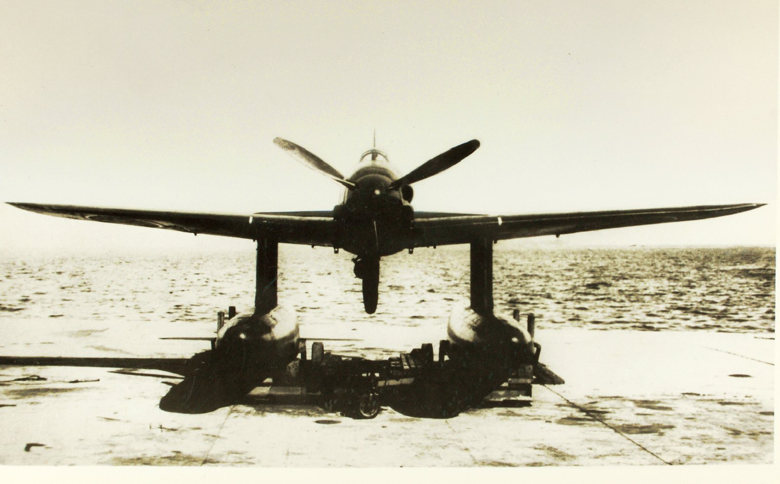 Japonský palubní bombardér Aichi M6A Seiran navržený pro přepravu v hangáru ponorky I-400.