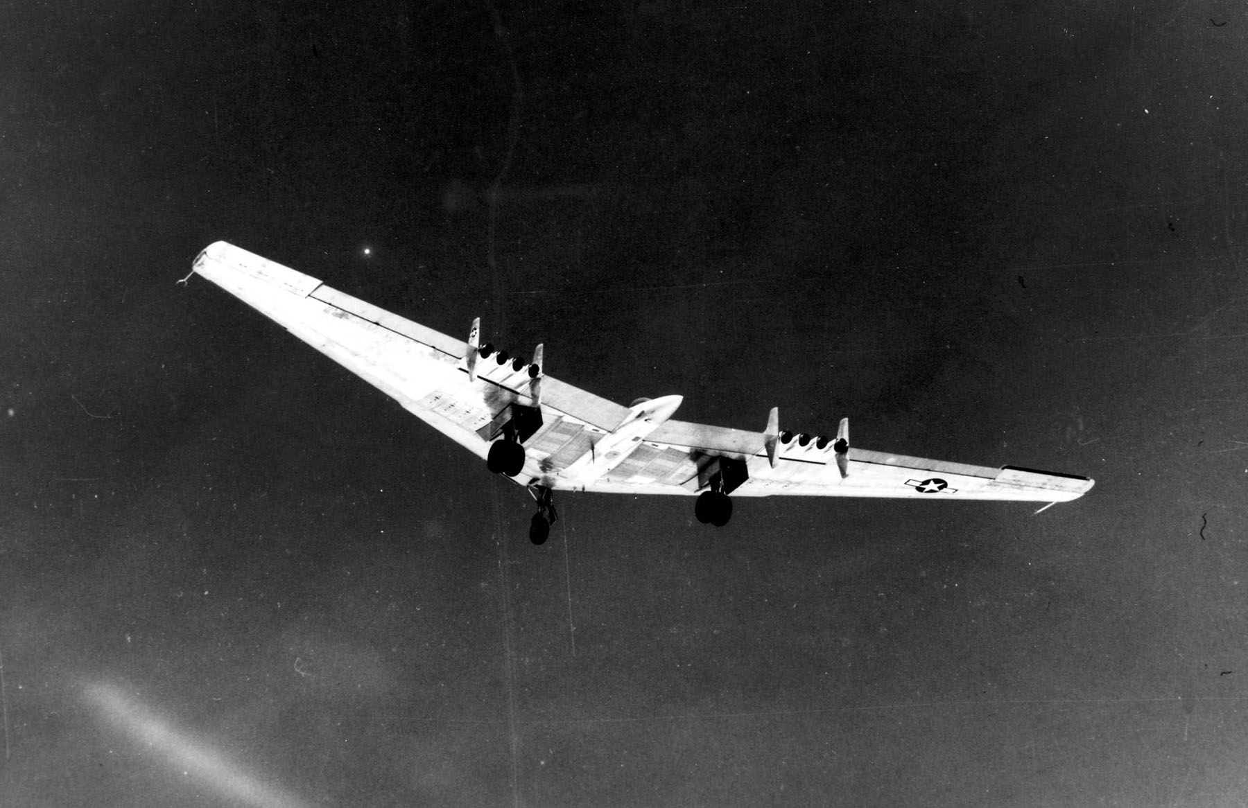 Historické experimentální proudové létající křídlo Northrop YB-49 za letu nad Mohavskou pouští v roce 1948