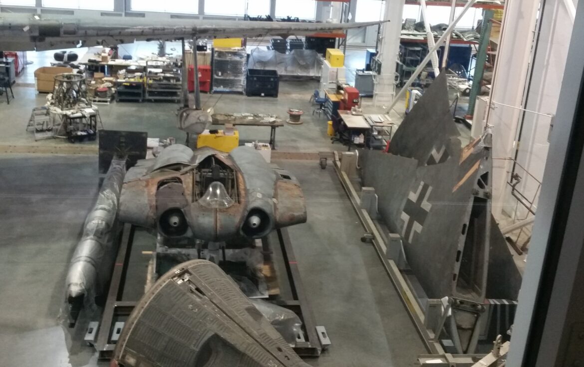Trup proudového samokřídla Horten Ho 229 v restaurátorské dílně muzea Smithsonian.