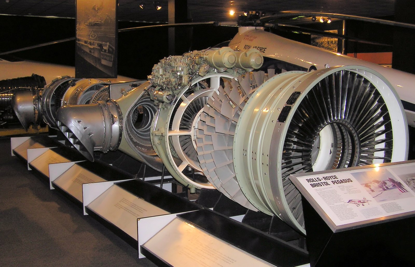 Proudový motor Rolls-Royce Pegasus s viditelnými čtyřmi otočnými tryskami pro vektorování tahu