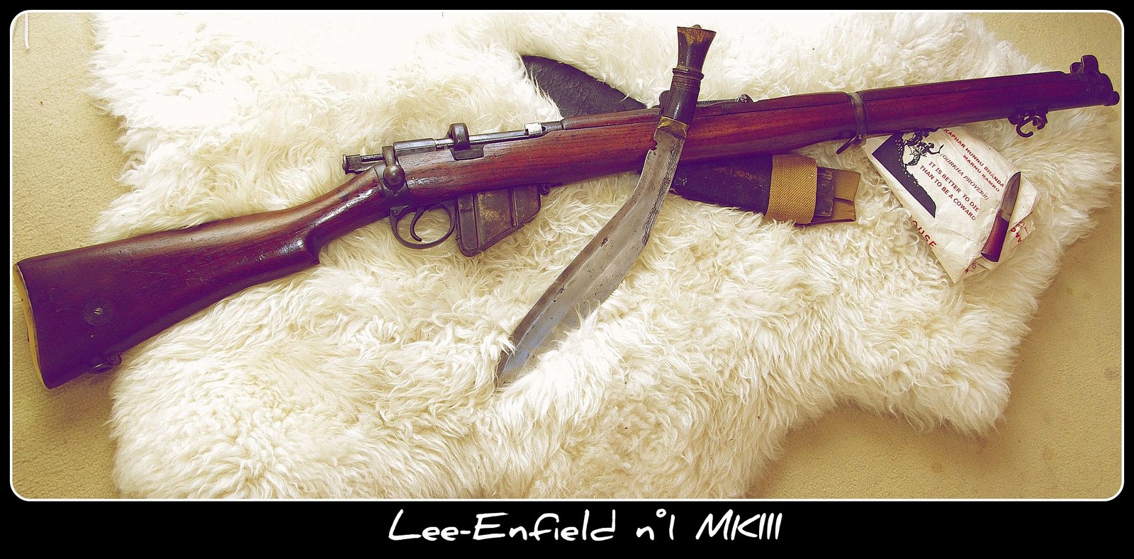 Britská armádní opakovací puška Lee Enfield SMLE číslo jedna Mk III s otočným odsuvným závěrem.