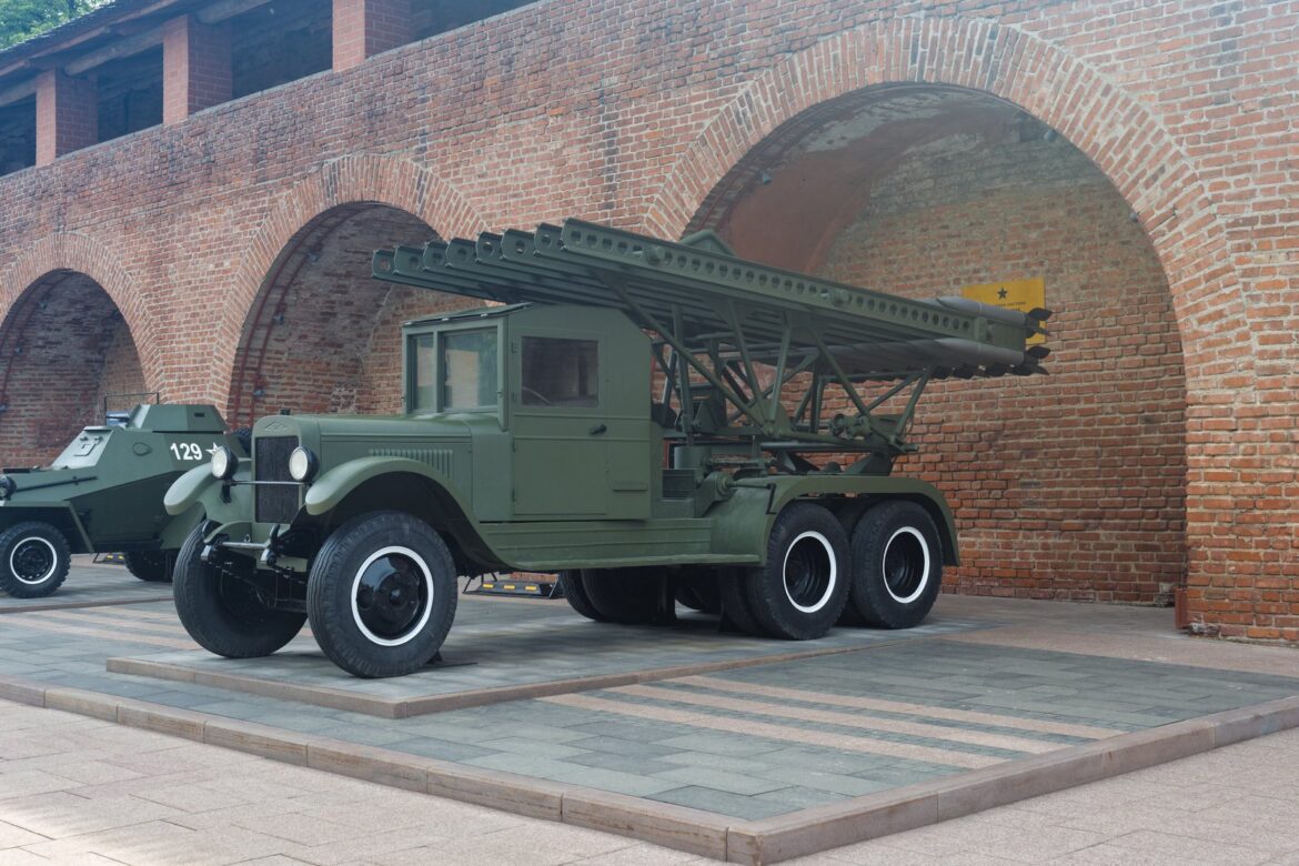 Sovětský raketomet BM-13 Kaťuša s odpalovacími ližinami na nákladním podvozku.