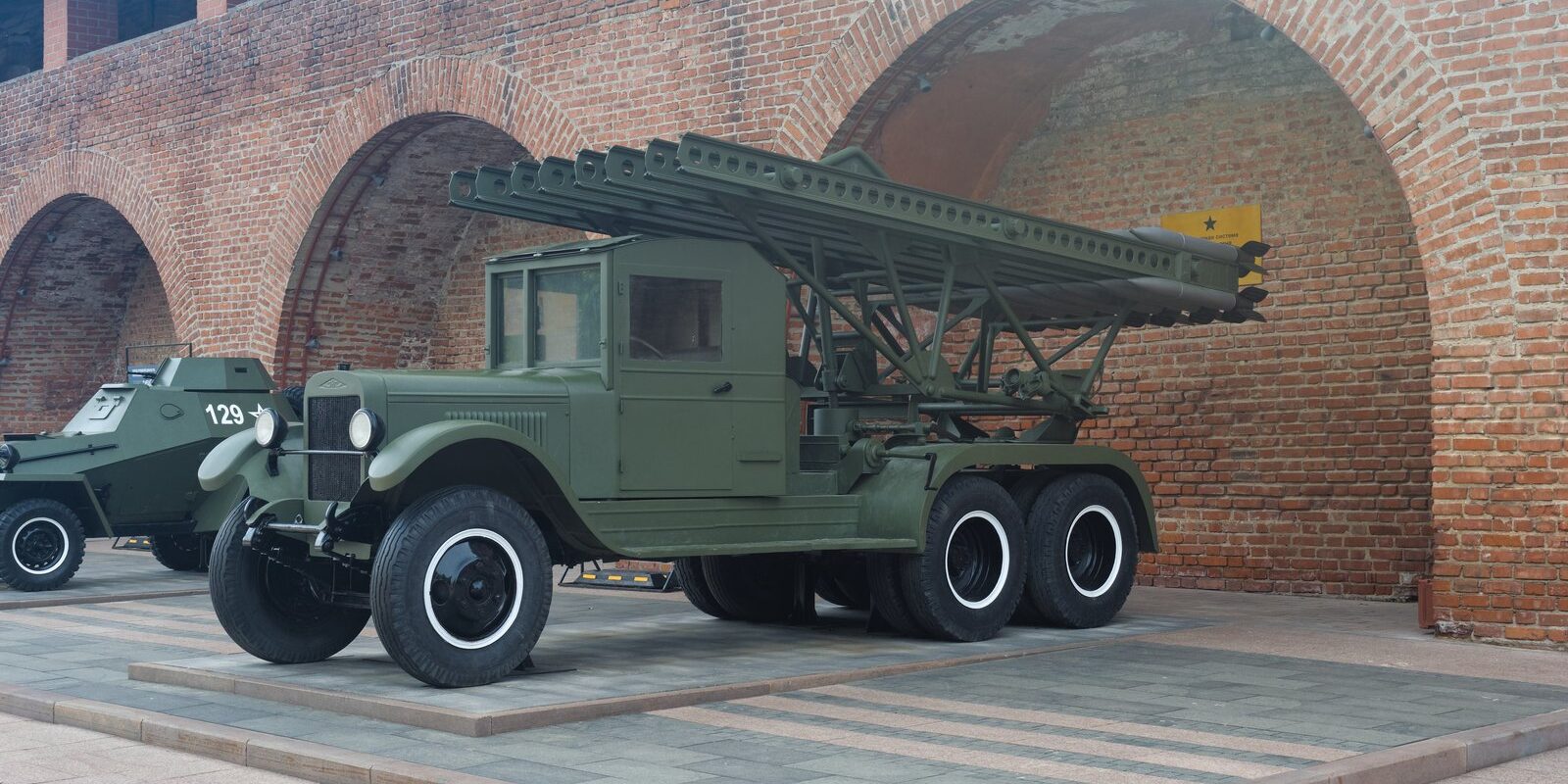Sovětský raketomet BM-13 Kaťuša s odpalovacími ližinami na nákladním podvozku.