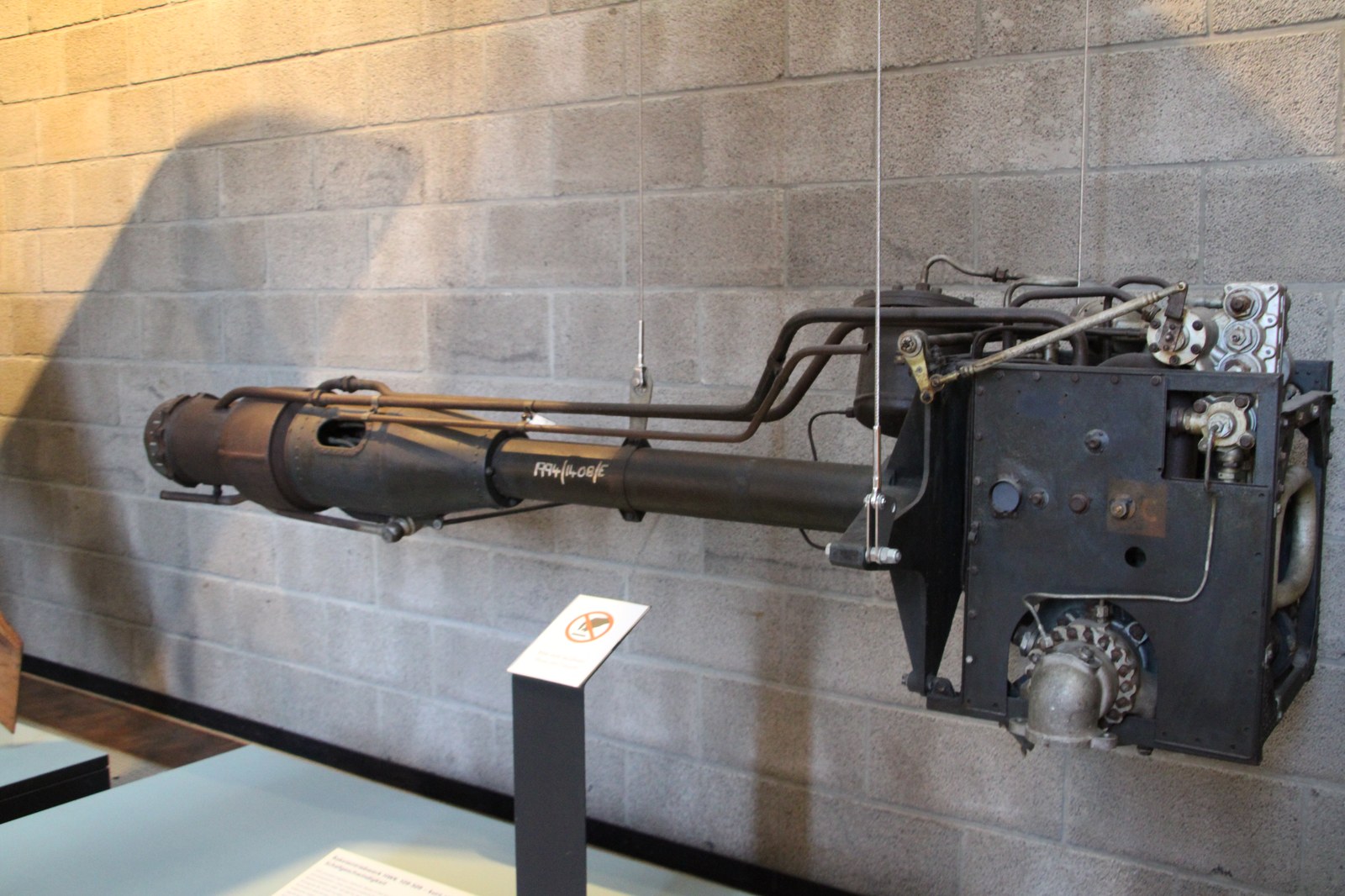 Detail raketového motoru Walter HWK 109-509 na kapalná paliva v expozici technického muzea