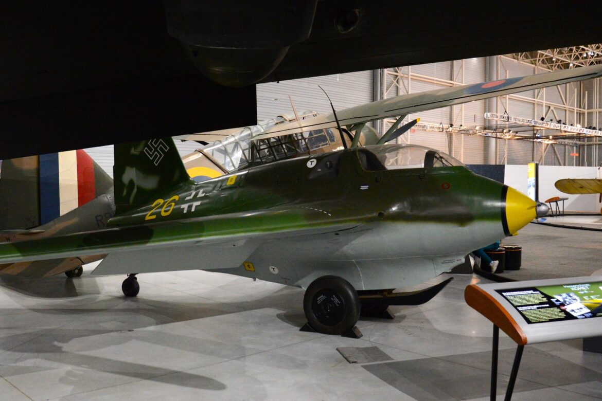 Boční pohled na německý raketový záchytný letoun Messerschmitt Me 163B Komet v muzeu