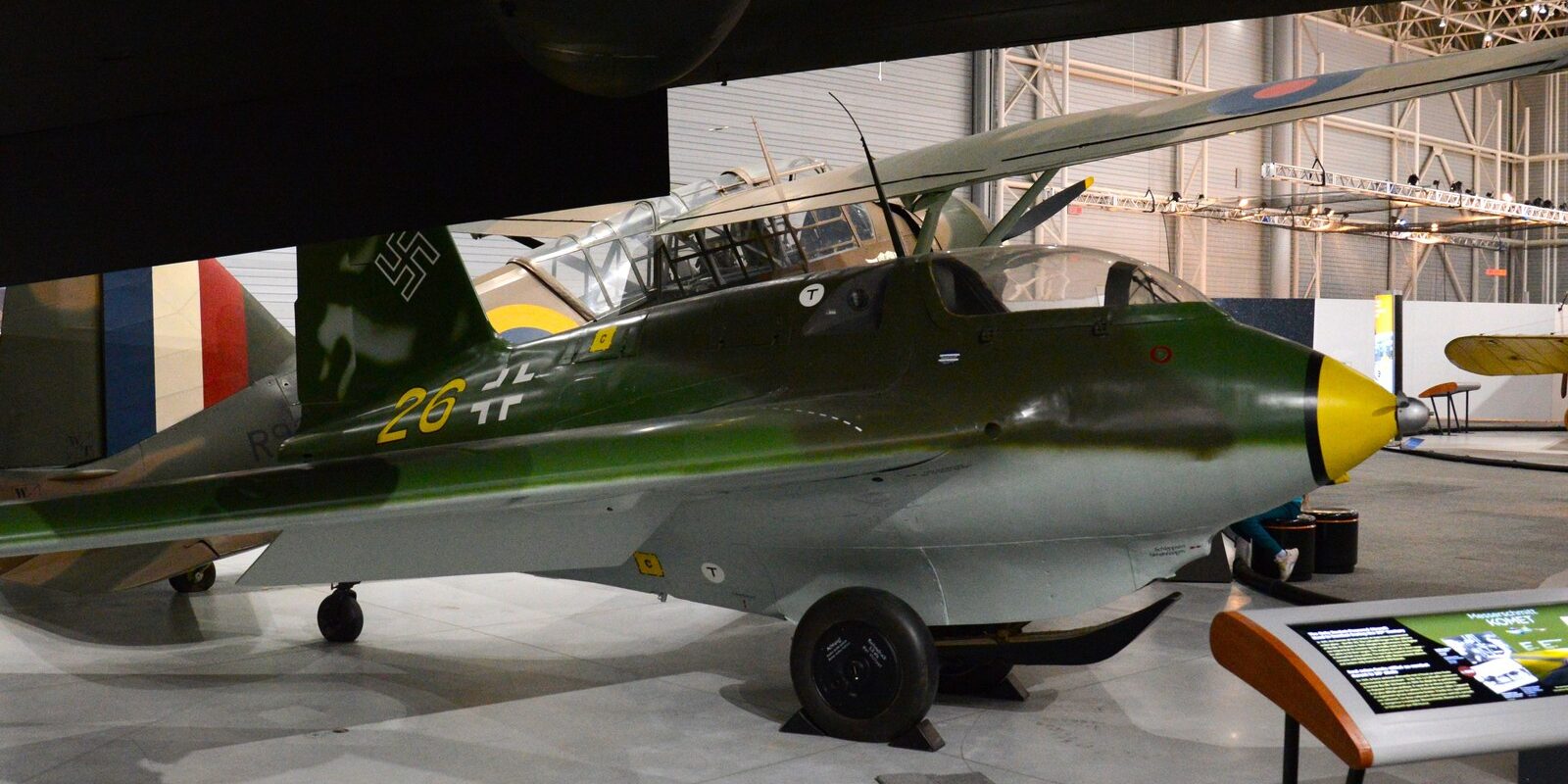 Boční pohled na německý raketový záchytný letoun Messerschmitt Me 163B Komet v muzeu