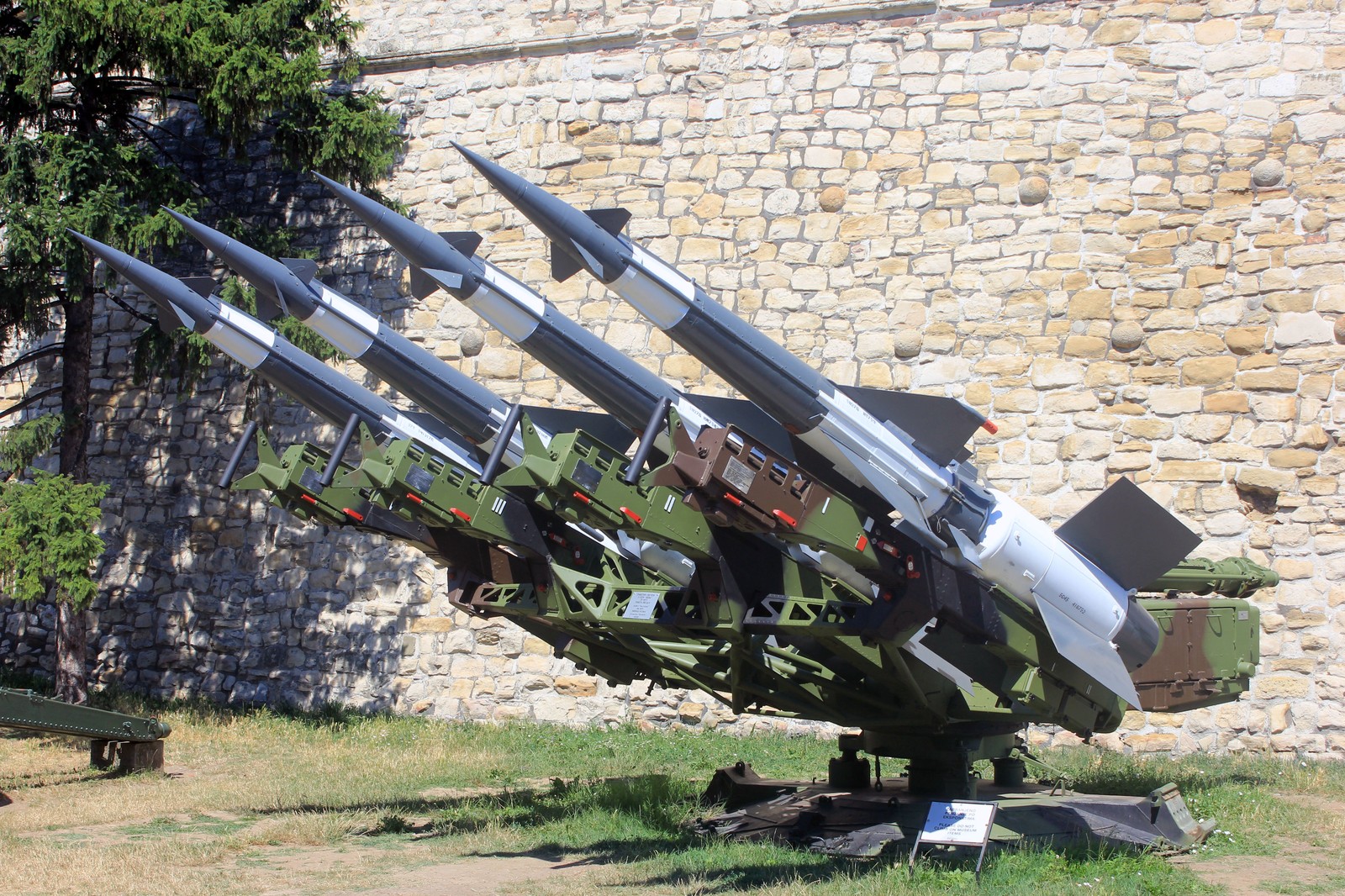 Čtyřnásobné odpalovací zařízení raketového systému S-125 Něva ve vojenském muzeu