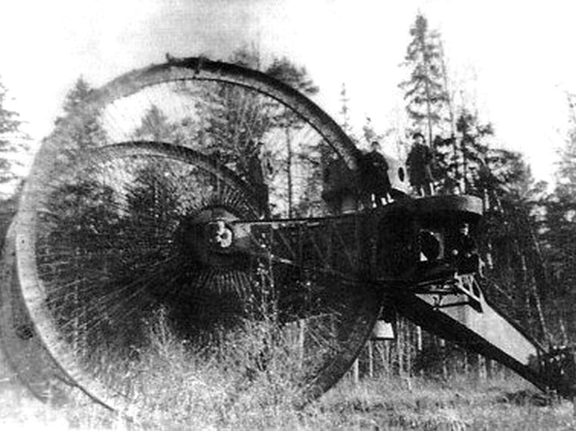Dobová černobílá fotografie prototypu carského tanku Lebeděnko s obřími koly v lese.