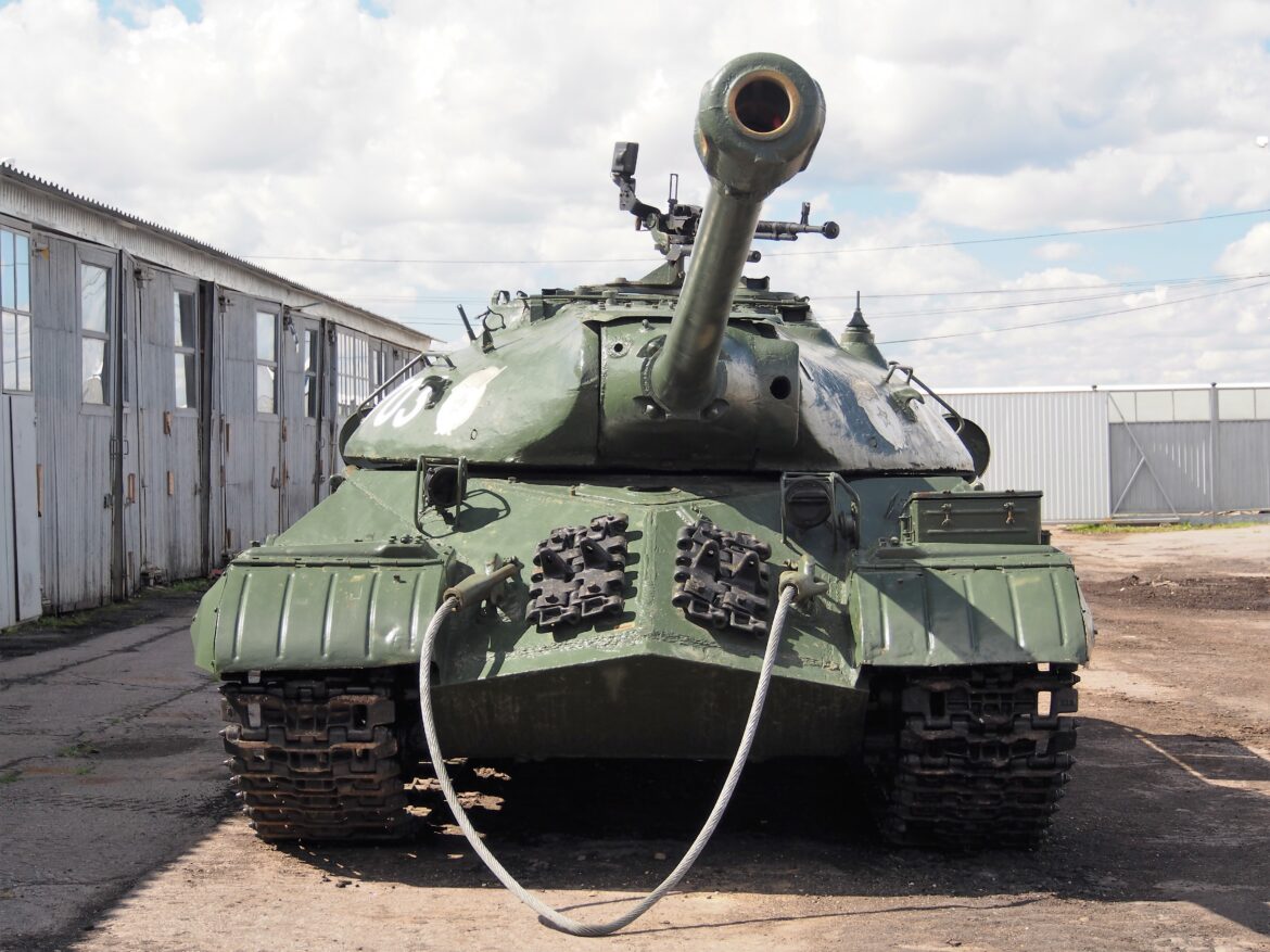 Pohled na těžký tank IS3 s nízkou litou věží a skloněným čelním pancířem
