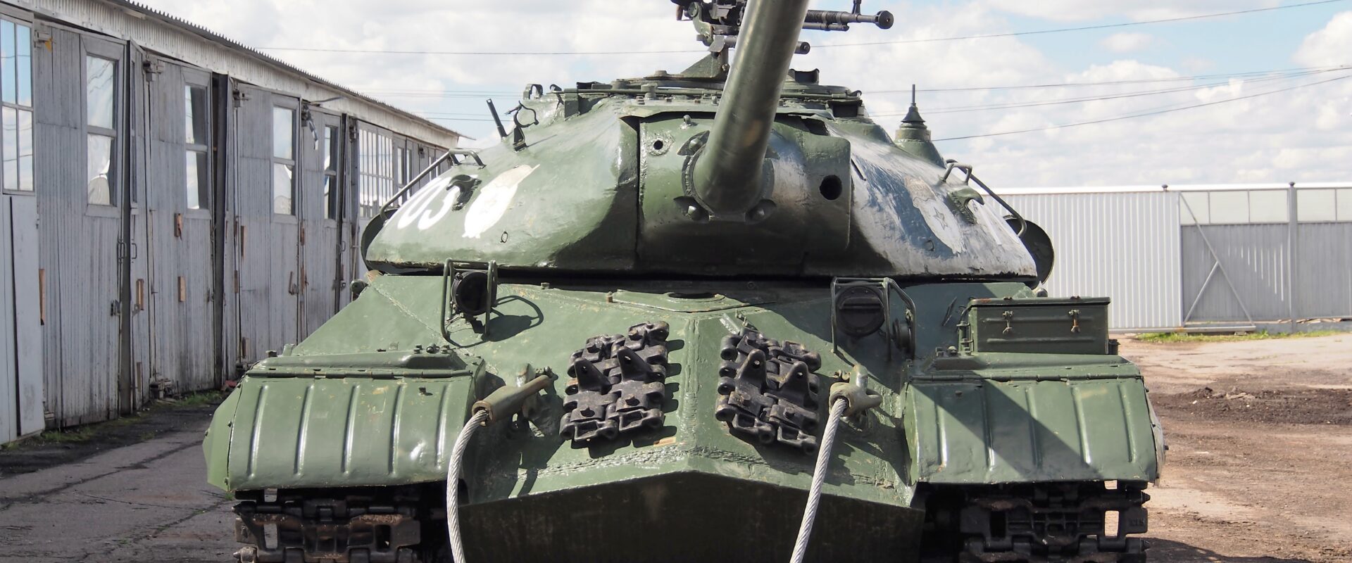Pohled na těžký tank IS3 s nízkou litou věží a skloněným čelním pancířem