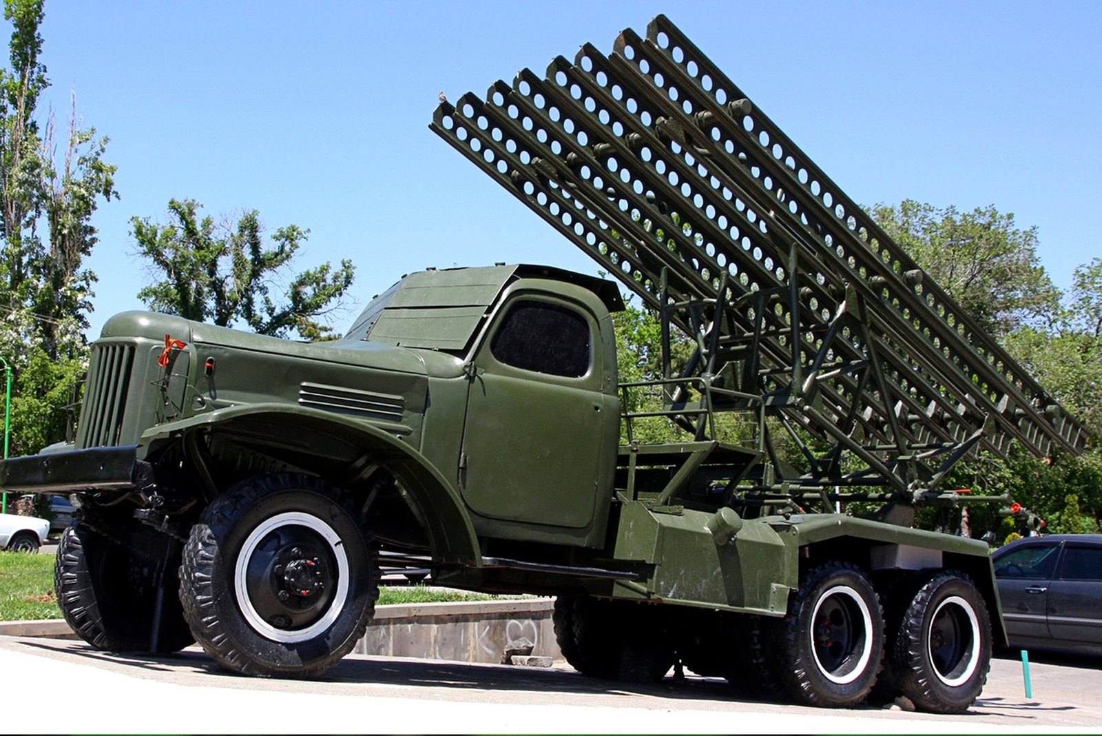 Boční pohled na sovětský raketomet BM-13 připravený k palbě.