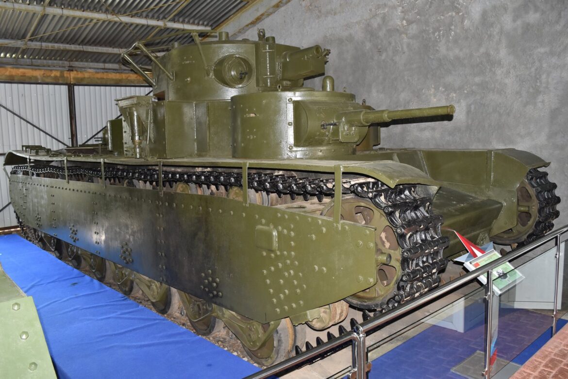 Sovětský těžký pětivěžový tank T-35A s kónickými věžemi vystavený v tankovém muzeu v Kubince.