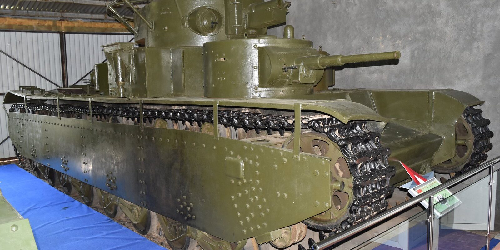 Sovětský těžký pětivěžový tank T-35A s kónickými věžemi vystavený v tankovém muzeu v Kubince.