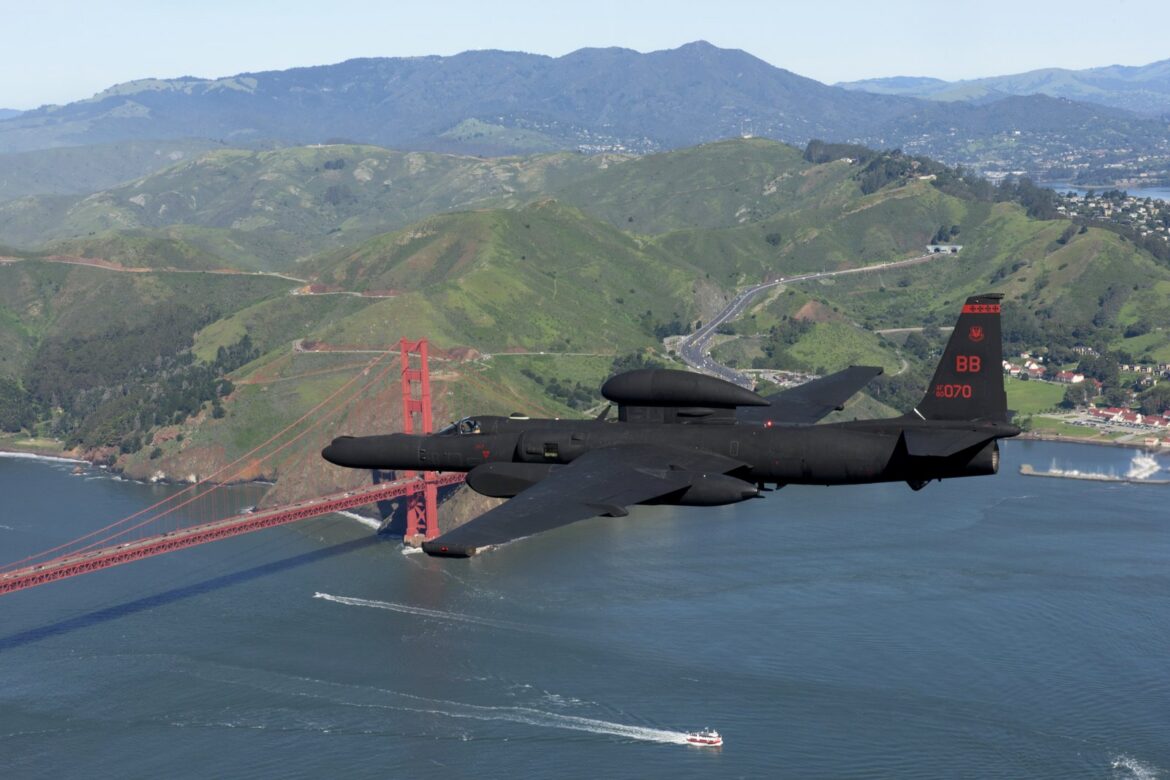 Průzkumný letoun Lockheed U-2 Dragon Lady s dlouhými štíhlými křídly v letu nad pobřežím Kalifornie