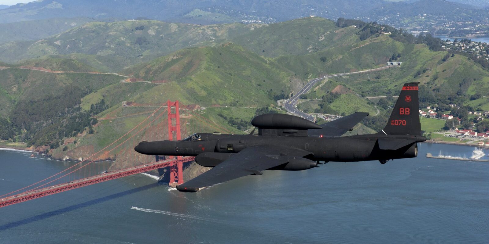 Průzkumný letoun Lockheed U-2 Dragon Lady s dlouhými štíhlými křídly v letu nad pobřežím Kalifornie