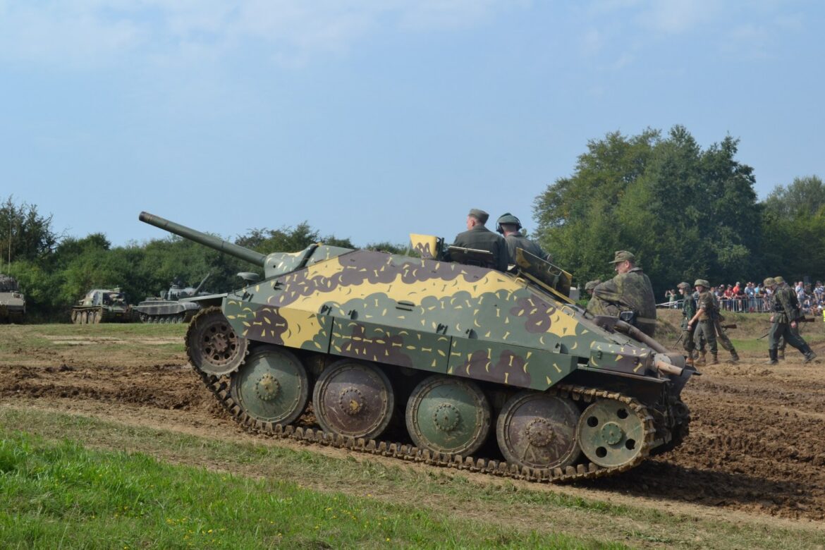 Pojízdný stíhač tanků Jagdpanzer 38 Hetzer s kamufláží projíždí terénem ve Vojenském technickém muzeu Lešany.
